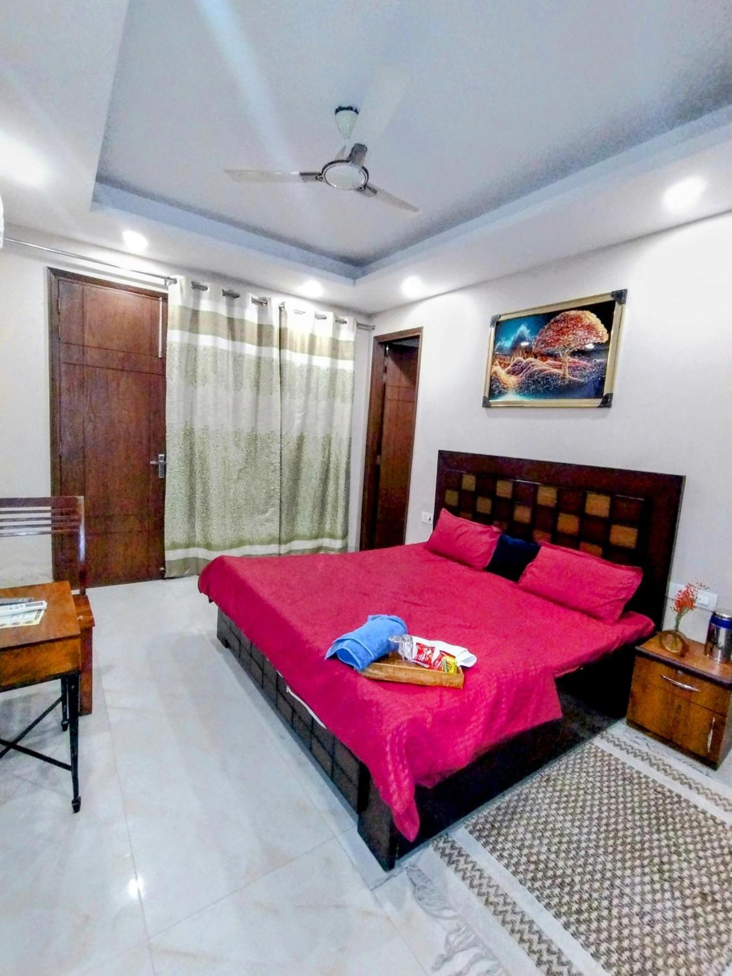 Rose Comfy Couples & Family Friendly Close To Saket Metro Station Apartment