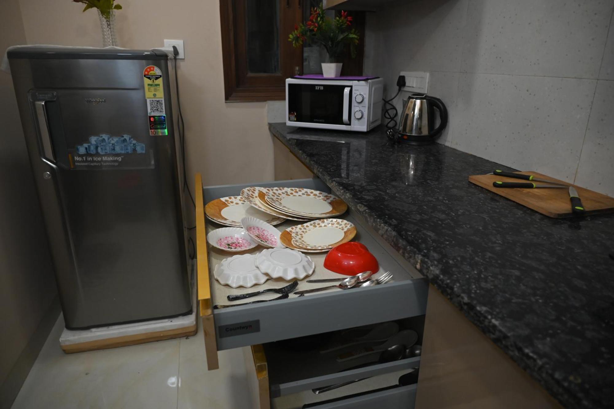 Rose Comfy Couples & Family Friendly Close To Saket Metro Station Apartment *